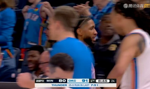 体育平台-行云流水！雷霆连续展现团队配合打出一波25-9重新领先到两位数